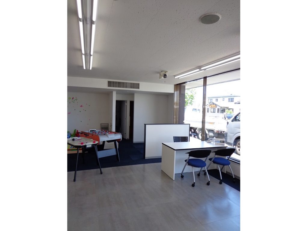 SN012 店舗新装工事【100％新車館　様】 02