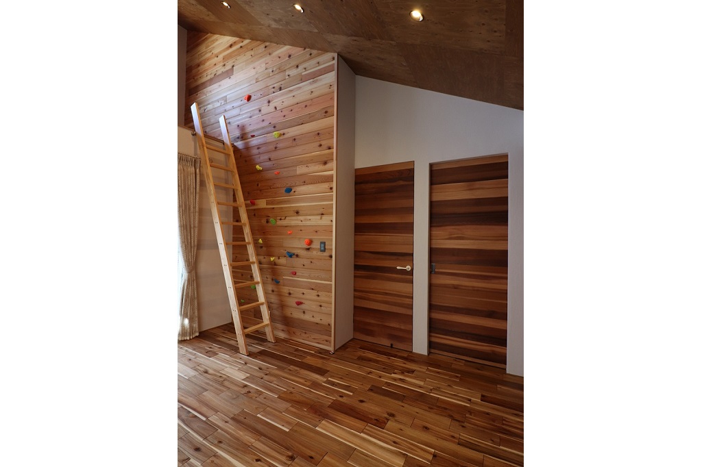 勾配天井を活かしたボルダリングスペース